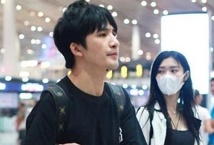 戚薇爆料李易峰结婚视频,甜蜜视频见证爱情新篇章